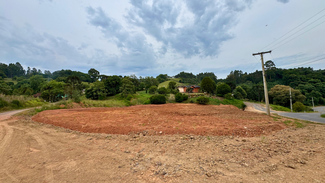 prefeitura-realiza-limpeza-de-area-afetada-por-deslizamento-na-comunidade-de-carolina